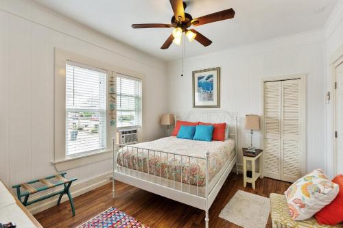 Gallery image of Tina Marie - just 1 block to Seawall beach! home in Galveston