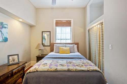 Ліжко або ліжка в номері Antigua Key - just a couple blocks to Seawall Beaches, shops, restaurants and Pleasure Pier! home