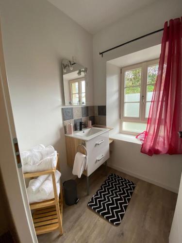 La salle de bains est pourvue d'un lavabo, d'une baignoire et d'une fenêtre. dans l'établissement L'annexe du Château de Saint Genix, à Saint-Genix-sur-Guiers