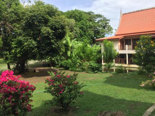 Taman di luar Luang Chumni Village