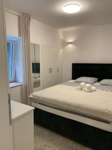 1 dormitorio con 1 cama con 2 toallas en Ena Diva en Zaostrog