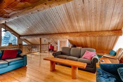 Χώρος καθιστικού στο Stay at the Treeline with Fabulous Views! On Top of the World at Ptarmigan Lodge