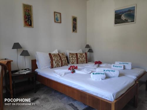 Postel nebo postele na pokoji v ubytování Katerina Apartments