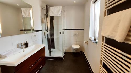 Ein Badezimmer in der Unterkunft Pension Glückstadt