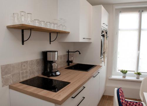 une cuisine avec une cafetière sur un comptoir dans l'établissement L'esprit Du Bonheur, à Wimereux