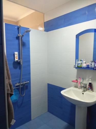 Ένα μπάνιο στο Sunny Aura apartment