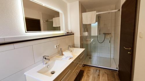 a bathroom with a sink and a shower at Pension Glückstadt in Glückstadt