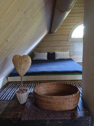 1 dormitorio con 1 cama en el ático en Amatų kalnelis, en Anykščiai