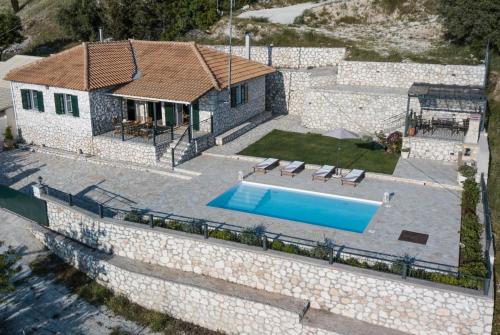 an aerial view of a house with a swimming pool at Villa Aurora in Athanion