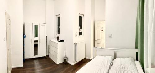 1 dormitorio blanco con 1 cama y vestidor en BOX Studio in Ruin Pub District, en Budapest