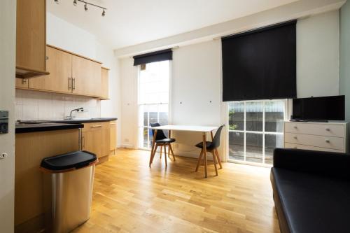 ロンドンにあるEuston Studio Apartmentsのキッチン(テーブル、椅子付)