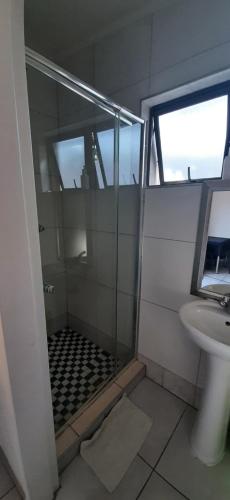 Self-catering Studio, Unit 3 on Krupp tesisinde bir banyo
