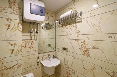 y baño con lavabo y espejo. en The Mohit Guest House - New Delhi Railway Station - Paharganj, en Nueva Delhi