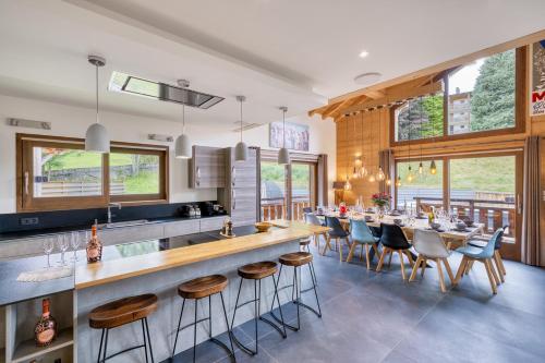 une salle à manger avec une longue table et des chaises dans l'établissement Chalet Paradis Blanc Morzine, à Morzine