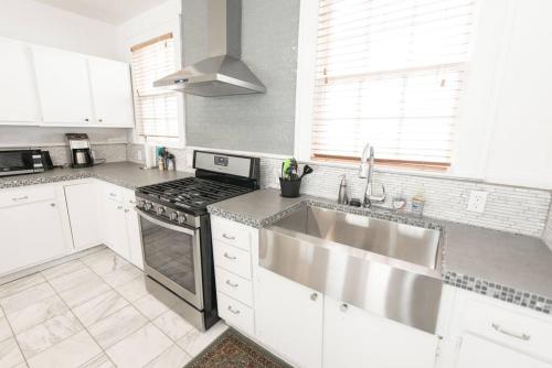 Spacious Uptown Pad Sleeps 16 with Pool Table – Photos 2