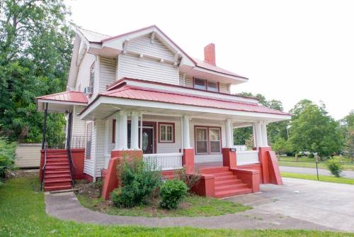 Spacious Uptown Pad Sleeps 16 with Pool Table – Photos 3