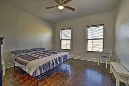 Spacious Uptown Pad Sleeps 16 with Pool Table – Photos 4