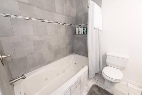 Spacious Uptown Pad Sleeps 16 with Pool Table – Photos 5