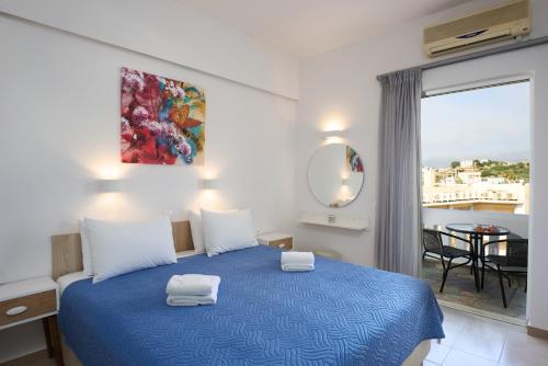 Ένα ή περισσότερα κρεβάτια σε δωμάτιο στο Afroditi Hotel