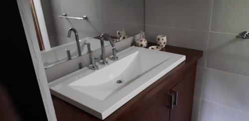 un lavabo con dos grifos encima en La Mexicana - Alta Gracia, en Alta Gracia