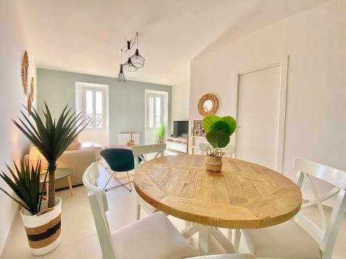 une salle à manger avec une table et des chaises en bois dans l'établissement Montée fleurie, à Menton
