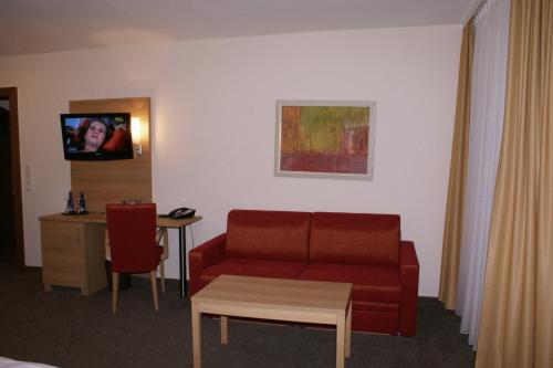 ein Wohnzimmer mit einem Sofa und einem Tisch in der Unterkunft Haus Hennche in Siegen