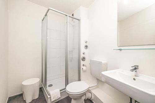 ein weißes Badezimmer mit Toilette und Waschbecken in der Unterkunft fewo1846 - Del Mar - komfortable 2-Zimmer-Wohnung mit Balkon im 7 OG in Glücksburg