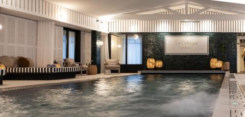 un hall avec une piscine dans un hôtel dans l'établissement Le Celtique & Spa, à Carnac