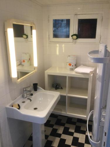 阿貢庫坦維爾的住宿－COMME SUR UN BATEAU FACE À LA MER，白色的浴室设有水槽和镜子