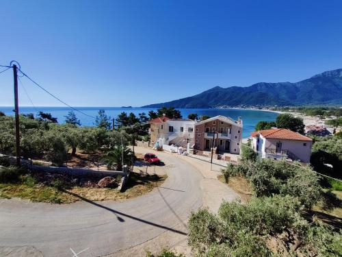 una casa al lado de una carretera al lado del océano en Studios Apollon, en Chrysi Ammoudia
