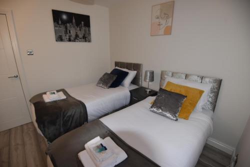 Säng eller sängar i ett rum på Cozy! 2-bedroom Exclusive Apartment near Bristol City Centre Easton Speedwell sleeps upto 6