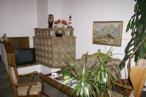 Haus Hennche في سيغن: غرفة معيشة مع أريكة وطاولة