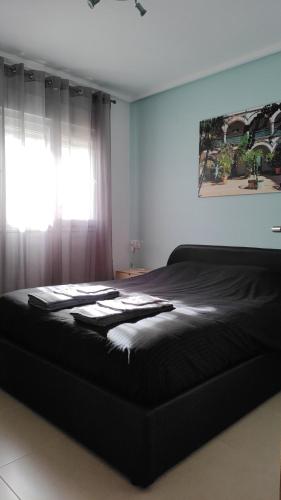 een groot bed in een slaapkamer met een raam bij Calle Atlantico 74 3B Penthouse in Sucina