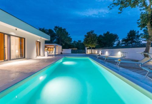 Πισίνα στο ή κοντά στο House with pool Mimi