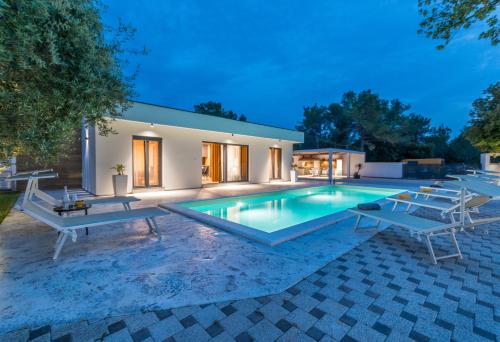 Πισίνα στο ή κοντά στο House with pool Mimi