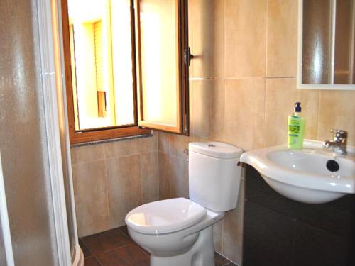 a small bathroom with a toilet and a sink at Holiday home Casa las Margaritas in Salamanca