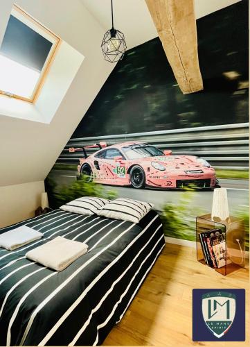 Schlafzimmer mit einem Wandbild für Rennwagen in der Unterkunft Car et Art in Saint-Gervais en-Belin