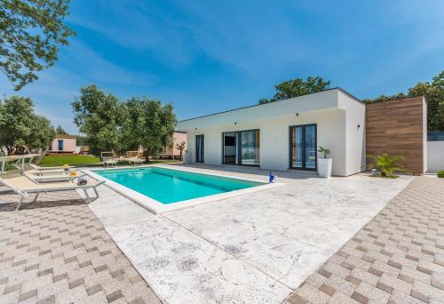 Πισίνα στο ή κοντά στο House with pool Mimi