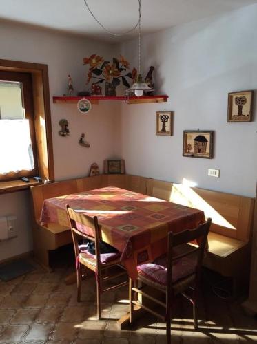 einen Esstisch und Stühle in einem Zimmer in der Unterkunft Brunetti in Mazzin