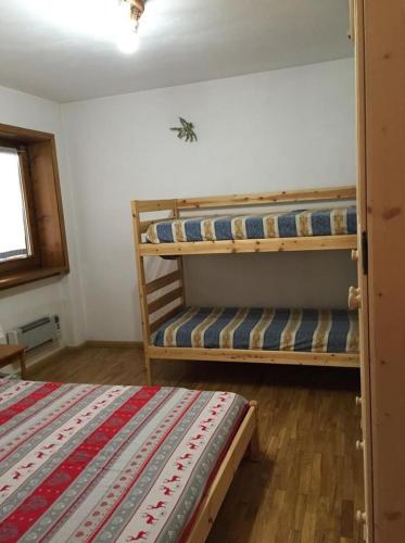 1 Schlafzimmer mit 2 Etagenbetten und einem Fenster in der Unterkunft Brunetti in Mazzin