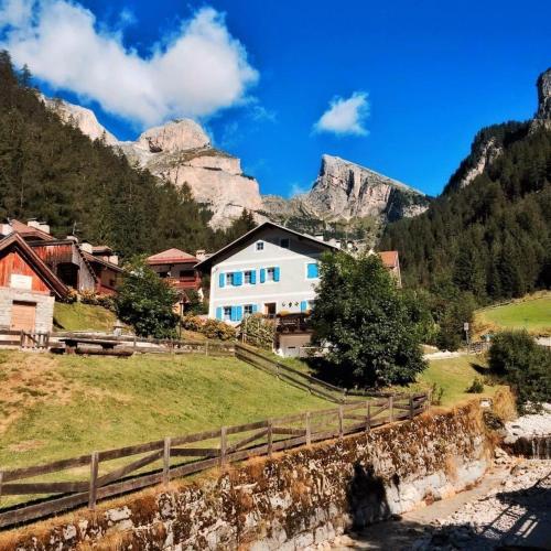 a house on a hill with mountains in the background at Brunetti in Mazzin