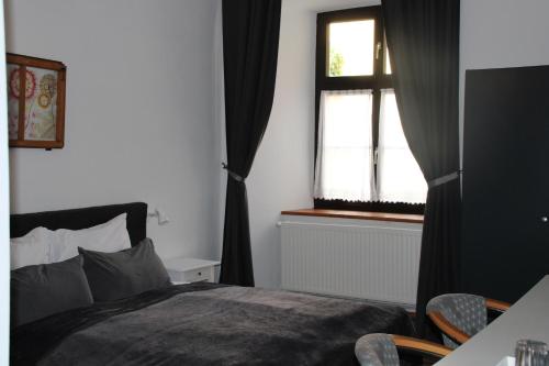 Ein Bett oder Betten in einem Zimmer der Unterkunft Hotel im Stift Neuberg