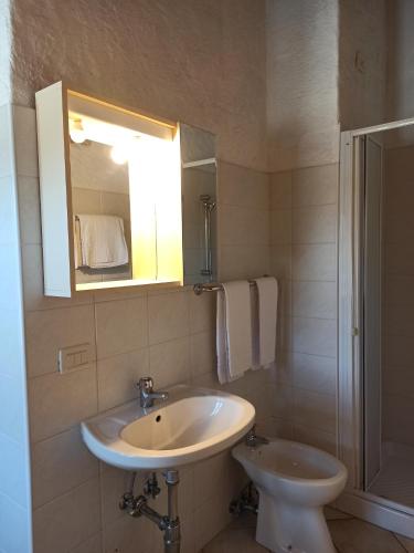 a bathroom with a sink and a toilet at Agriturismo Alla Vecchia Quercia in Pergola