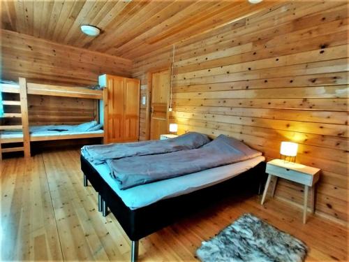 Postel nebo postele na pokoji v ubytování Old Pine Husky Lodge