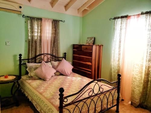 Llit o llits en una habitació de Sensational 2 Bedroom Getaway in Florence Hall