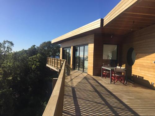 Balkón alebo terasa v ubytovaní Villa l'Alpana en bois vue mer a 180 degres