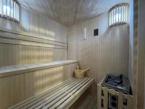 een houten hut met een bank in een kamer bij CHALUPA NAD POTOKEM in Zlaté Hory