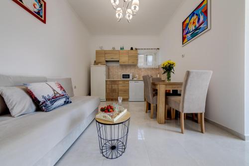 Sunny Nest Apartmentsにあるキッチンまたは簡易キッチン