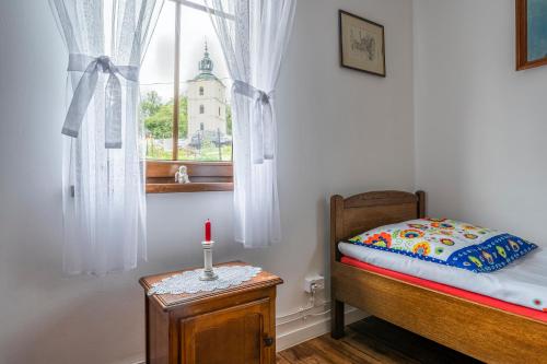 Katil atau katil-katil dalam bilik di Koperowy Dom