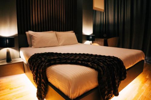 um quarto com uma cama grande e um cobertor em The Apartment - Luxury Stay Budva em Budva